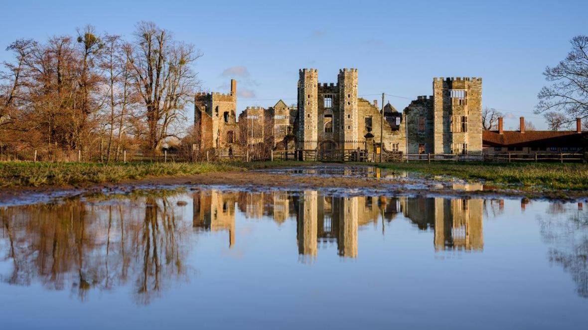 Stunning Apartment Opposite Cowdray Ruins In Heart Of Midhurst Exterior photo